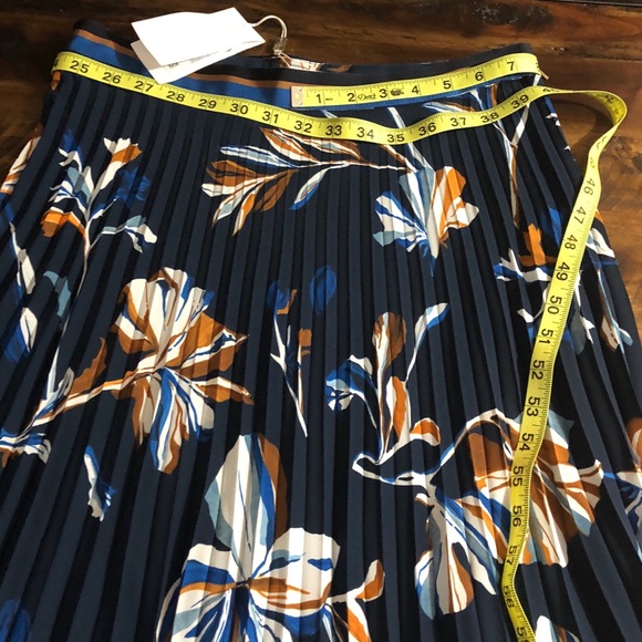 Hugo Boss Viplisa Skirt as worn by Queen Letizia - Picture 8 of 8